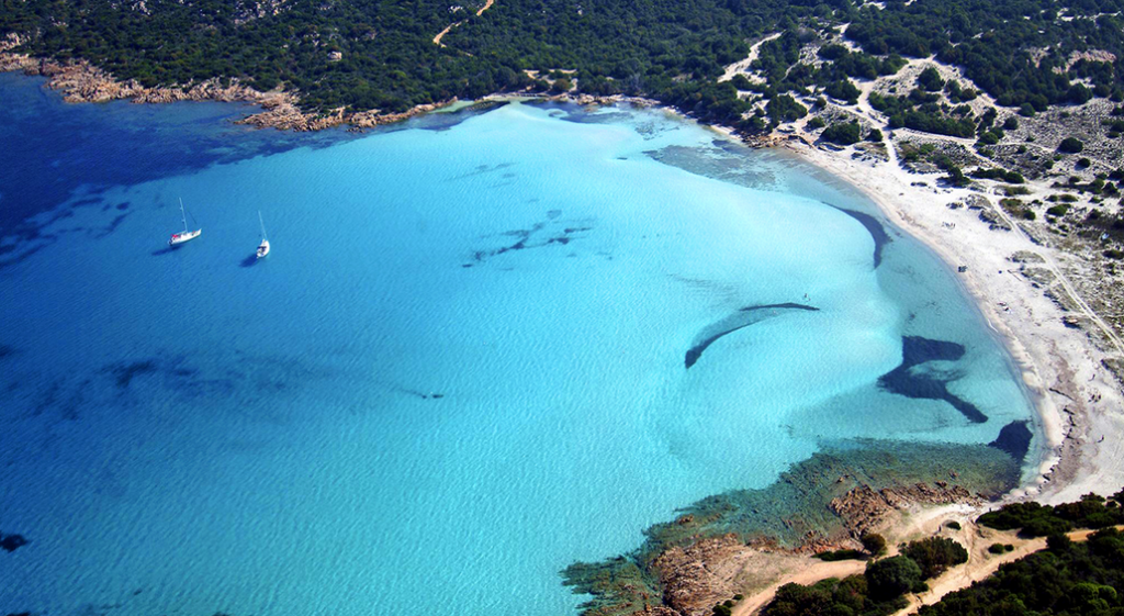 Spiaggia del Pevero: la perla esclusiva della Costa Smeralda tra mare smeraldo e lusso discreto